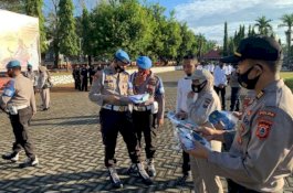 Polda Sulsel Gelar Sweeping Protokol Kesehatan di Internal, Bagikan Masker Berlogo TNI-Polri