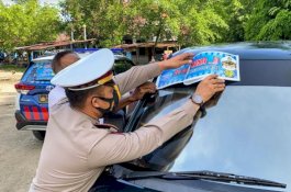 Ingatkan Prokes, Sat Lantas Polres Wajo Pasang Stiker