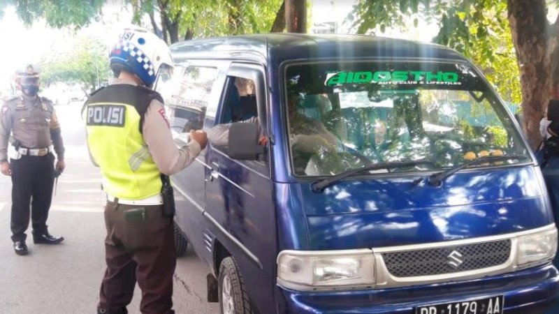 Satuan Lalu Lintas Polres Wajo operasi penindakan mobil angkutan umum yang menggunakan pelat hitam.