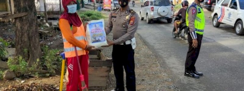 Satlantas Polres Wajo Patroli Sedekah, Bagi-Bagi Sembako kepada Tukang Sapu Jalanan
