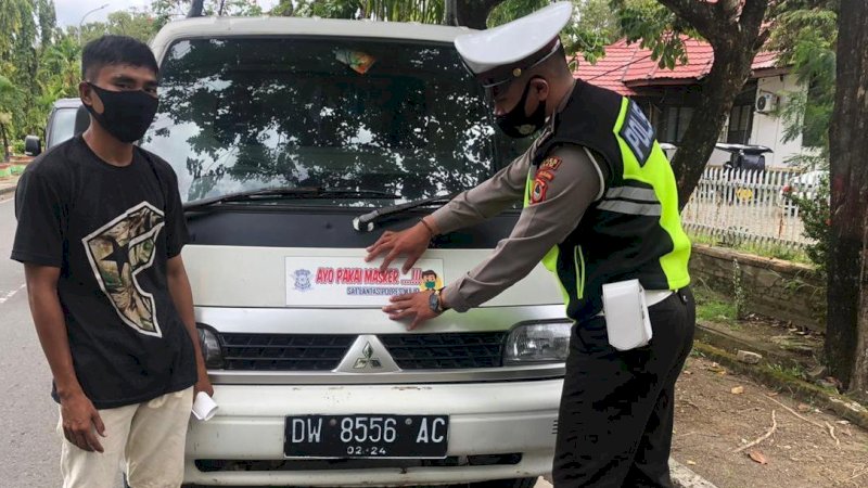 Polres Wajo Pasang Ratusan Stiker Imbauan Pakai Masker di Kendaraan Umum