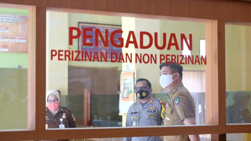 Bupati Gowa, Adnan Purichta Ichsan bersama Kepala Kejaksaan Negeri (Kajari) Gowa, Yeni Andriani dan Kapolres Gowa, AKBP Boy FS Samola mengecek kesiapan pembukaan Pos Pelayanan Publik di Kantor Dinas Penanaman Modal dan Pelayanan Terpadu Satu Pintu (DPM-PTSP) Kabupaten Gowa, Senin (3/8).