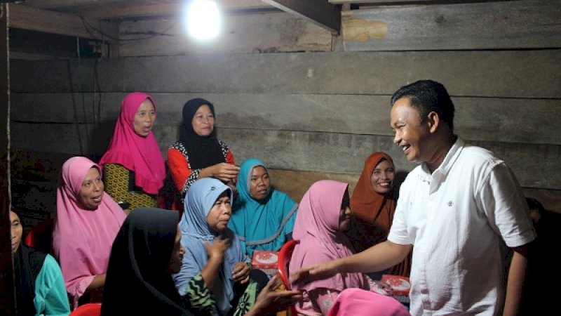 calon bupati Bantaeng, Ilham Azikin, menyapa warga di Desa Taruttu, Kecamatan Tompobulu, Bantaeng, Selasa malam (13/3/2018).