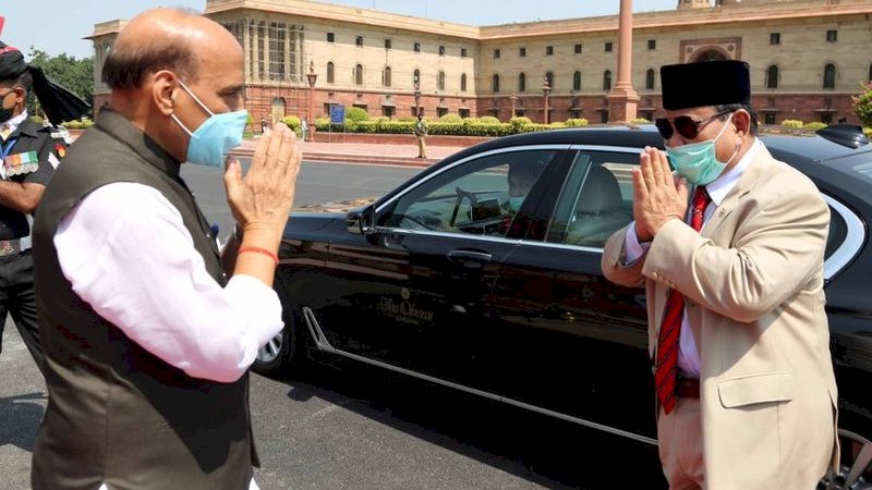 Menteri Pertahanan, Prabowo Subianto disambut Menhan India, Rajnath Singh.