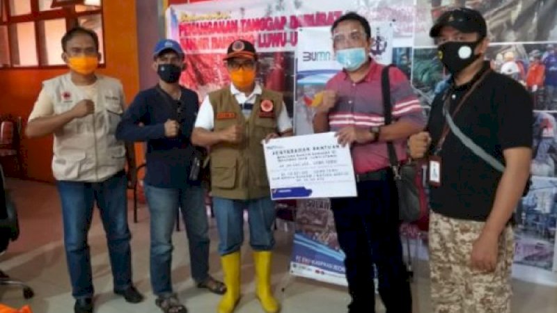 PT Biro Klasifikasi Indonesia (BKI) Cabang Makassar, menyerahkan bantuan uang tunai senilai Rp113,9 juta kepada korban bencana banjir bandang di Kecamatan Masamba, Kabupaten Luwu Utara, Sulawesi Selatan, Kamis (23/7/2020).