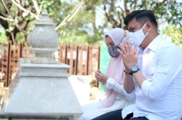 Adnan Maju Pilkada Gowa: Sungkem Ibu dan Nenek hingga Ziarah Makam IYL