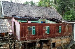 Pemprov Sulsel Salurkan Bantuan untuk Korban Puting Beliung Bone