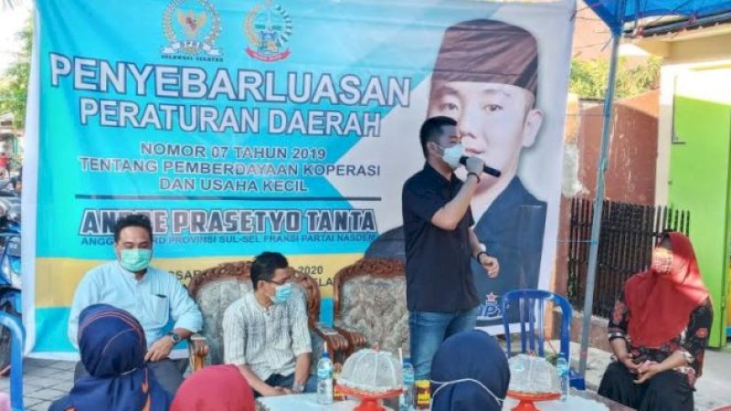 Anggota DPRD Sulsel dari Fraksi NasDem, Andre Prasetyo Tanta (APT), melakukan sosialisasi Perda ini di Jalan Toddopuli I, Kelurahan Kassi-Kassi, Kecamatan Rappocini, Kota Makassar, Ahad (15/11/2020).