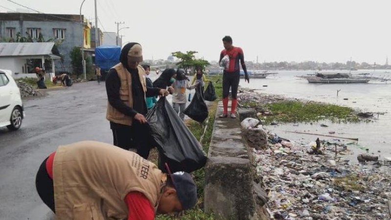 Elemen masyarakat yang tergabung dalam Komunitas Pejalan Parepare bersama dengan aparat Kelurahan Watang Soreang Kecamatan Soreang, Parepare, turun melakukan aksi bersih Pantai Cempae, Ahad, (15/11/2020).