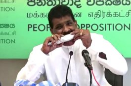 Demi Dongkrak Penjualan Ikan, Anggota Ini Rela Makan Ikan Mentah