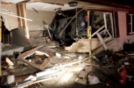 Sedang Tidur Lelap di Kamar, Pria Ini Malah Jadi Korban Ditabrak Mobil