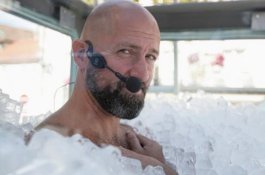 Pecahkan Rekor, Pria Austria Berendam di Kolam Es Selama 2,5 Jam