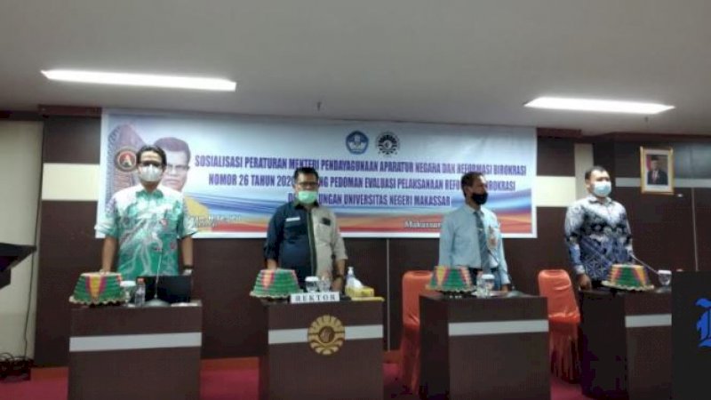 Universitas Negeri Makassar (UNM) menggelar sosialisasi Peraturan Menteri Pendayagunaan Aparatur Negara dan Reformasi Birokrasi Nomor 26 Tahun 2020 tentang Pedoman Evaluasi Pelaksanaan Reformasi Birokrasi, Selasa (1/12/2020).