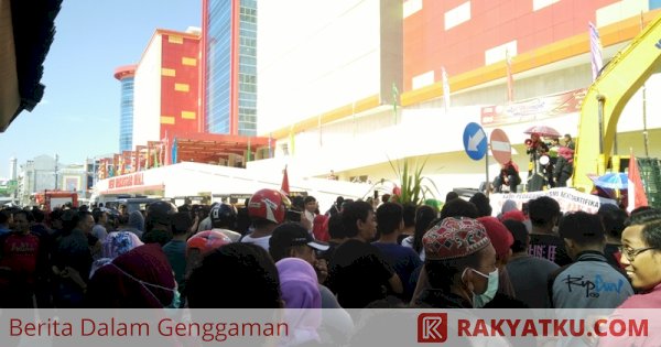 Rencana Relokasi Pedagang  Pasar  Sentral Demo di  Atas Alat  