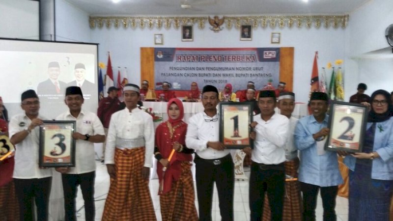 Pasangan cabup-cawabup Bantaeng memperlihatkan nomor urut masing-masing, Selasa (13/2/2018).