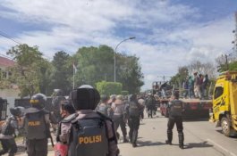 Ricuh di Rujab Bupati Barru, Mobil dan Anggota Polisi Jadi Korban