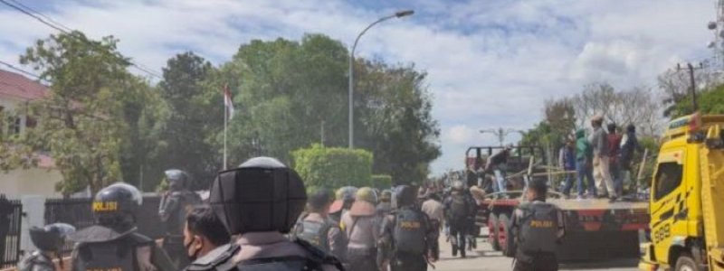 Ricuh di Rujab Bupati Barru, Mobil dan Anggota Polisi Jadi Korban