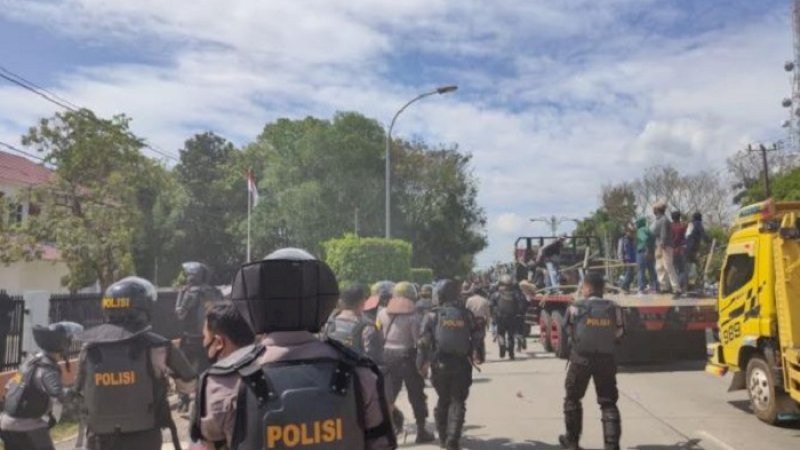 Polisi saat melerai kelompok yang terlibat bentrok di halaman rumah jabatan Bupati Barru.