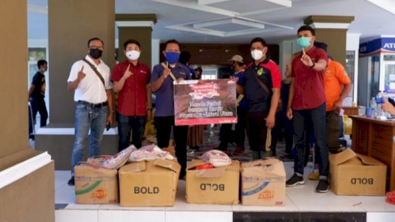 Astra Motor Makassar selaku main dealer sepeda motor Honda untuk wilayah Sulselbartra dan Ambon bergerak cepat dengan menyalurkan bantuan sembako dalam program Corporate Social Responsibility (CSR) dengan tajuk #BersamaHonda Satu Hati Berbagi, Jumat (17/7/2020).