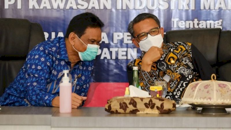 Bupati Barru, Suardi Saleh, berbincang dengan Gubernur Sulsel, Nurdin Abdullah.