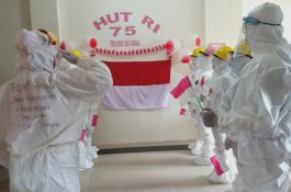 Tim Covid-19 RSU Andi Makkasau Hormat Serentak dan Bagi Bendera kepada Pasien di Ruang Isolasi