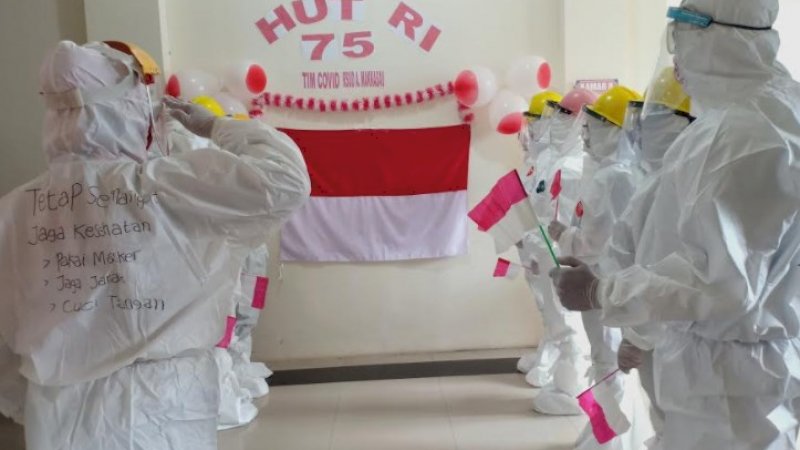 Tim Covid-19 RSU Andi Makkasau Hormat Serentak dan Bagi Bendera kepada Pasien di Ruang Isolasi