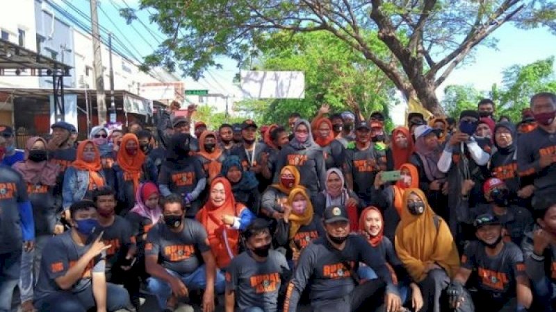 Relawan bentukan Rusdin Abdullah, Rudal Community turut mengantar pasangan Mohammad Ramdhan Pomanto-Fatmawati Rusdi (Danny-Fatma) mendaftar ke KPU Makassar, Jalan Perumnas Antang Raya, Jumat pagi (4/9/2020).