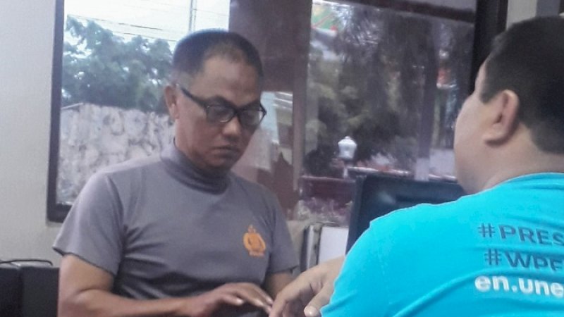 Ketua Aliansi Jurnalis Independen (AJI) Makassar, Qadriansyah Agam Sofyan (kanan) saat melapor ke Polsek Biringkanaya, Minggu (4/2/2018).