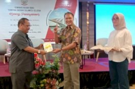 Rusdin Tompo Serahkan Buku Puisi 