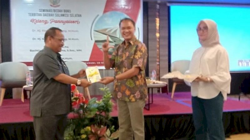 Rusdin Tompo menyerahkan buku kumpulan puisi terbarunya berjudul "Kata Sebagai Senjata" kepada Kepala Dinas Perpustakaan dan Kearsipan (DPK) Provinsi Sulawesi Selatan, Mohammad Hasan.