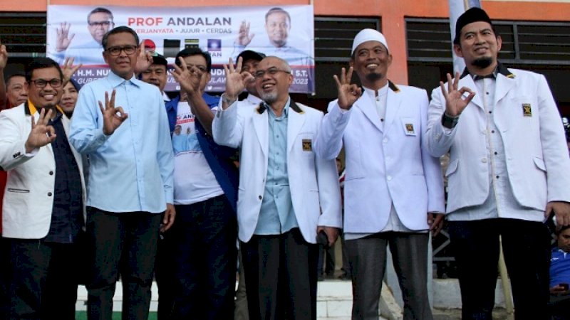 Sahabuddin salam tiga jari bersama Nurdin Abdullah, Rabu (28/2/2018).