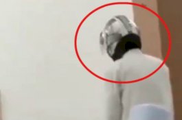 Viral Jemaah Salat di Masjid Lupa Lepas Helm