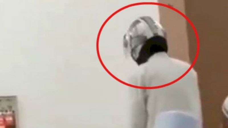 Viral Jemaah Salat di Masjid Lupa Lepas Helm