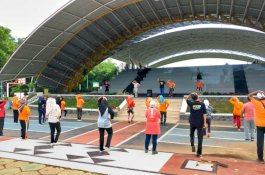 Terapkan Protokol Kesehatan, Anir dan Masyarakat Senam Zumba Bareng