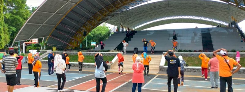 Terapkan Protokol Kesehatan, Anir dan Masyarakat Senam Zumba Bareng