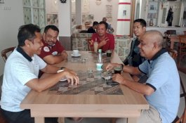 Aska Mappe Bersantai di Cafe Jelang Debat Kedua Pilkada Barru