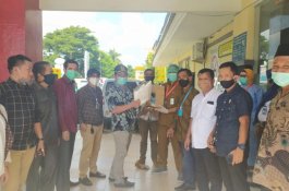 Satgas Lawan Covid-19 DPRD Gowa Serahkan APD untuk Tenaga Medis