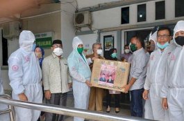 Satgas Covid-19 DPRD Gowa Salurkan Bantuan APD ke RSUD Syekh Yusuf