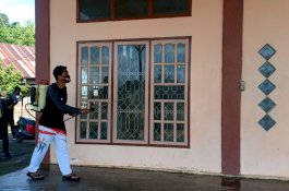 Satgas Covid-19 Kelurahan Mungkajang Semprot Disinfektan di Fasilitas Publik