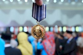 Nurdin Abdullah Berikan Tanda Kehormatan Satya Lencana untuk 21 PNS Pemprov Sulsel