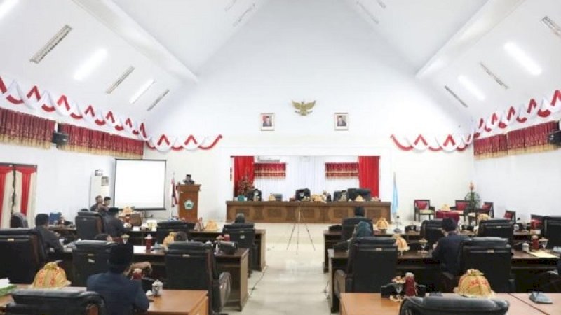 Rapat Paripurna berlangsung di Ruang Sidang Paripurna Gedung DPRD Bantaeng, Selasa malam (11/8/2020).