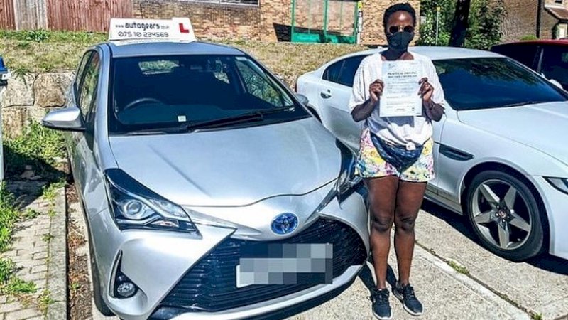 Seorang wanita berusia 31 tahun, Blessing Platinum-Williams mendadak viral karena usahanya untuk mendapatkan Surat Izin Mengemudi (SIM). (Autoevolution).
