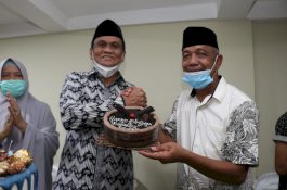 Ulang Tahun ke-64, Suardi Saleh Dapat Kejutan Istri dan Kerabatnya