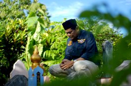 Jelang Pencoblosan, Suardi Saleh Ziarahi Makam Orang Tuanya