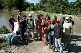 Suaib Mansur Serahkan Bantuan Alat Sedot Pasir di Malangke
