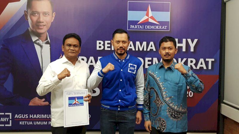 Ketua Umum DPP Partai Demokrat Agus Harimurti Yudhoyono (tengah) usai menyerahkan rekomendasi kepada pasangan Suardi Saleh-Andi Mirza Riogi Idris untuk Pilkada Barru, pada Rabu (29/07/2020).