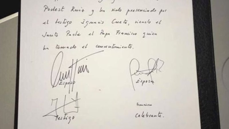 Sudah Punya Dua Anak, Pramugari Ini Menikah di Pesawat dalam Penerbangan