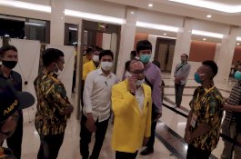 Supriansa Masuk Ruangan Musda Golkar Sulsel Bareng Sejumlah Ketua DPD II