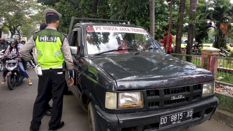Sweeping pajak kendaraan di depan kantor PLN Hertasning, Senin (2/7/2018).