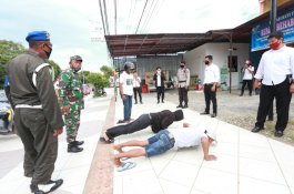 Pengendara Tak Pakai Masker Dihukum Push Up